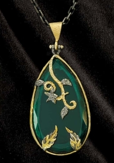 Royal Green Pendant with Vine Motif