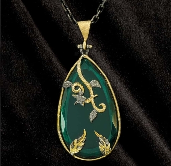 Royal Green Pendant with Vine Motif